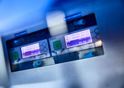 Anzeigeelemente zur Strom- und Energiemessung innerhalb eines mobilen Energiecontainers, dargestellt mit digitalen Messwerten für Ladeleistung und Energieverbrauch.