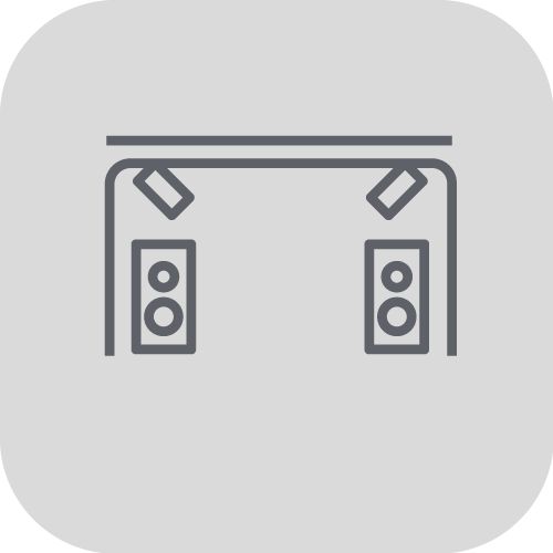 Elektrischer Lkw im Fernverkehr, unterstützt durch mobilen Stromspeicher zur flexiblen Ladeinfrastruktur entlang der Route.