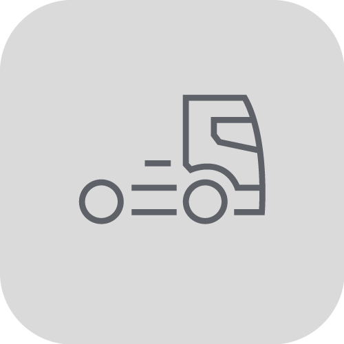 Elektrischer Lkw im Fernverkehr, unterstützt durch mobilen Stromspeicher zur flexiblen Ladeinfrastruktur entlang der Route.