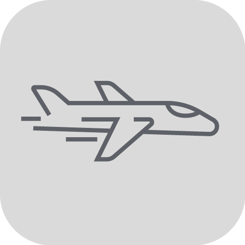 Elektrischer Lkw im Fernverkehr, unterstützt durch mobilen Stromspeicher zur flexiblen Ladeinfrastruktur entlang der Route.