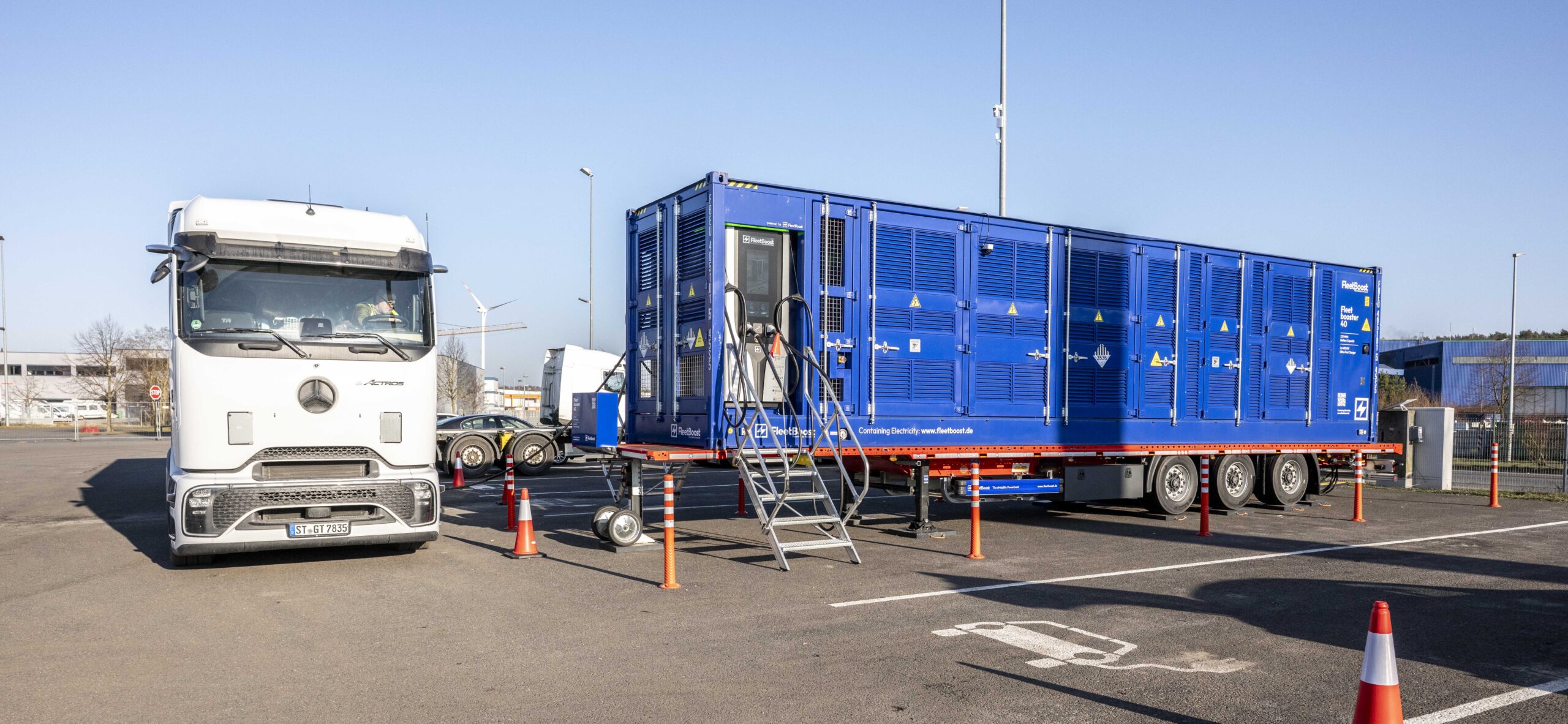 Elektrischer LKW, welcher an einer mobilden Ladestation angeschlossen ist